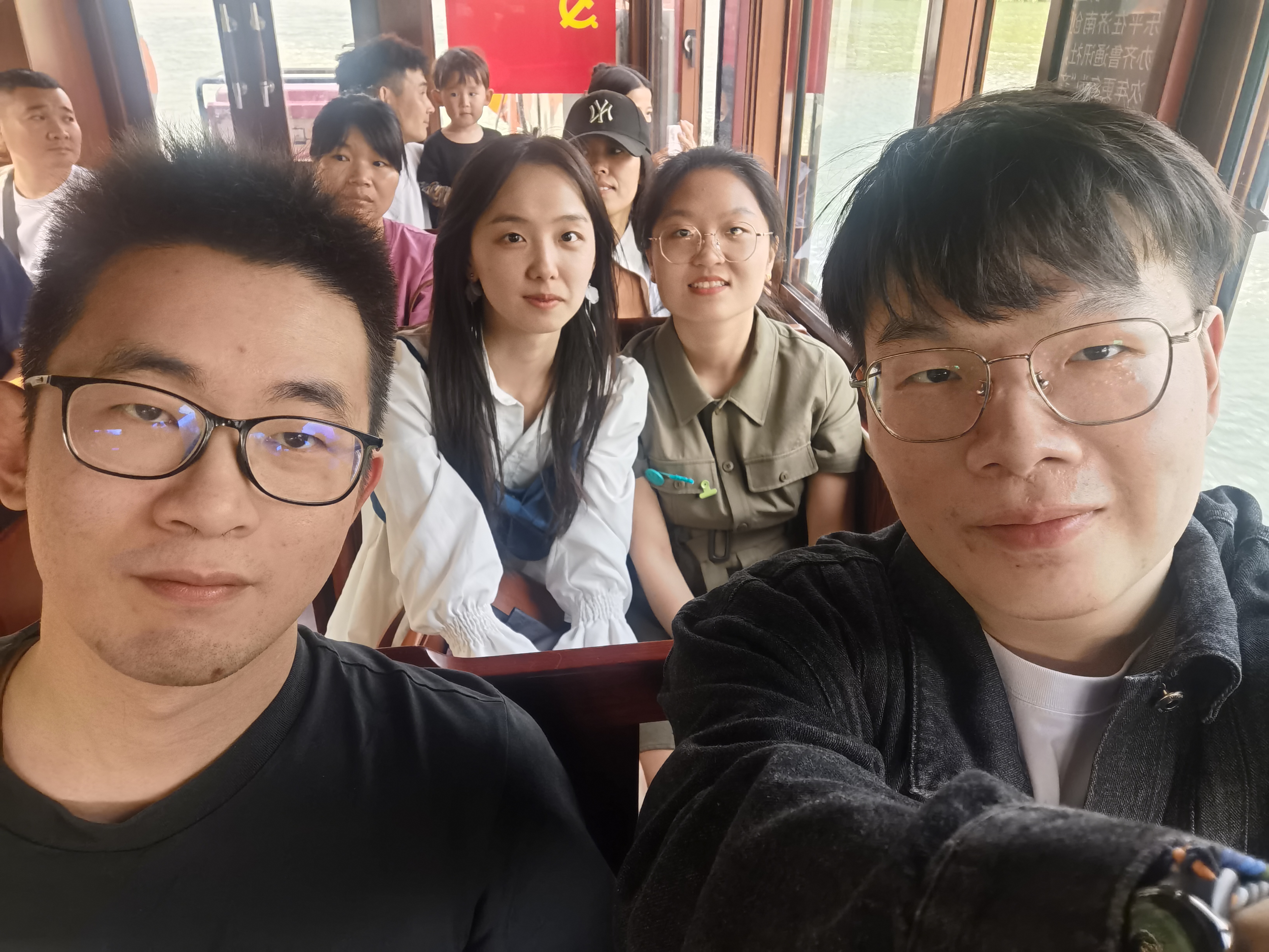 大明湖游船上